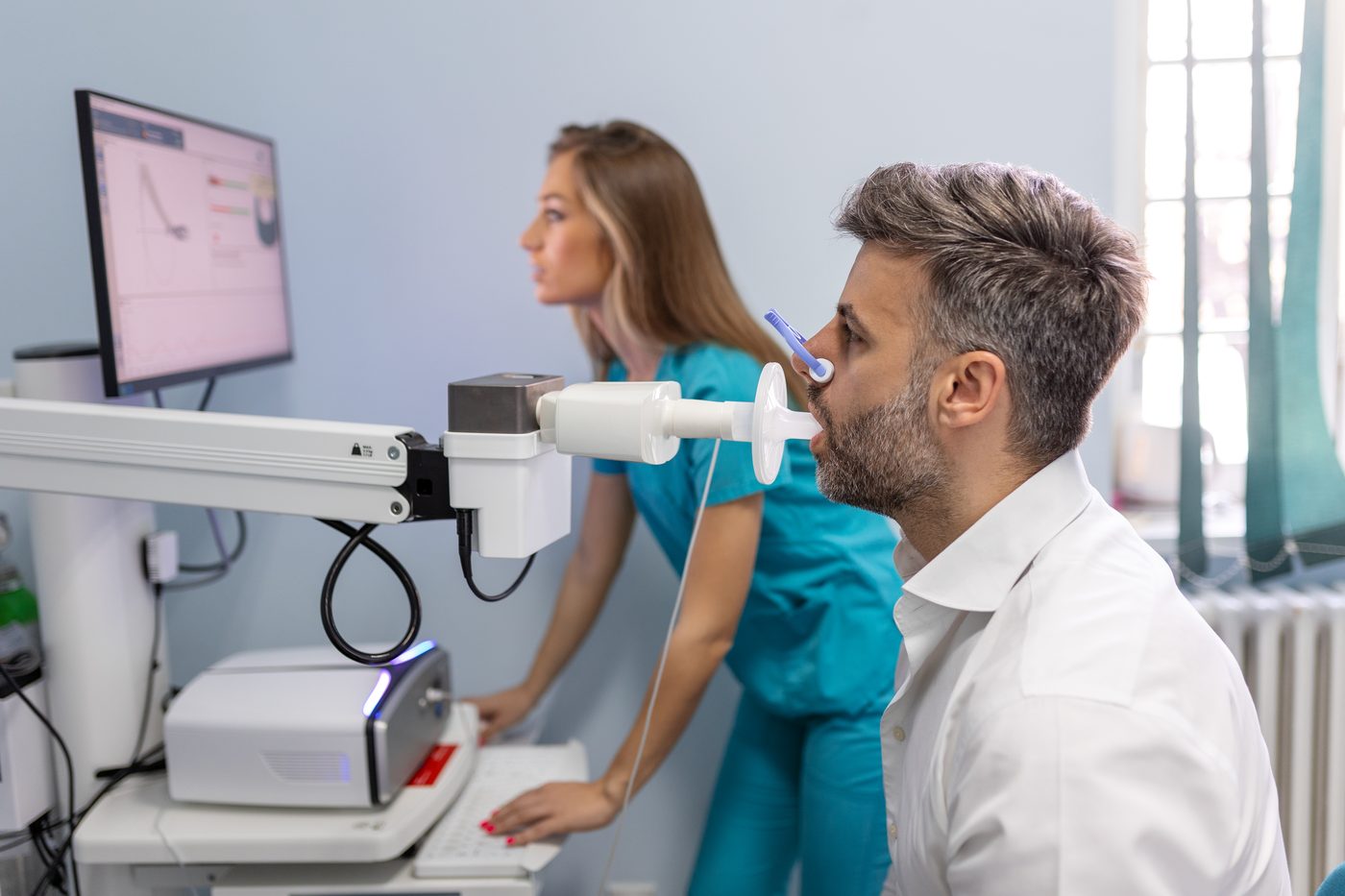 Prueba de función pulmonar durante un examen médico ocupacional