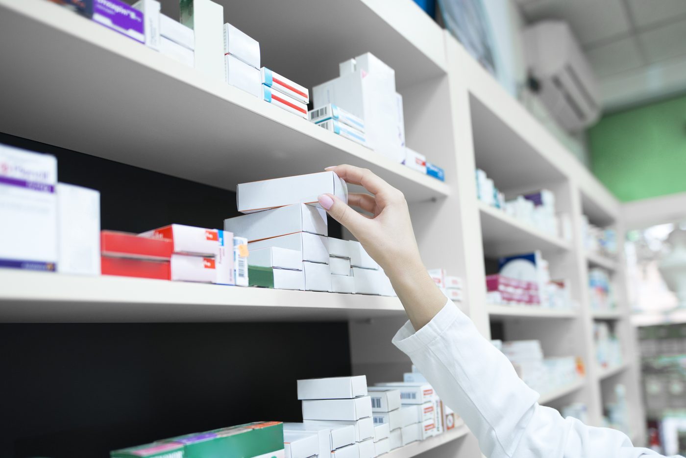 Estantería de farmacia empresarial con medicamentos ordenados