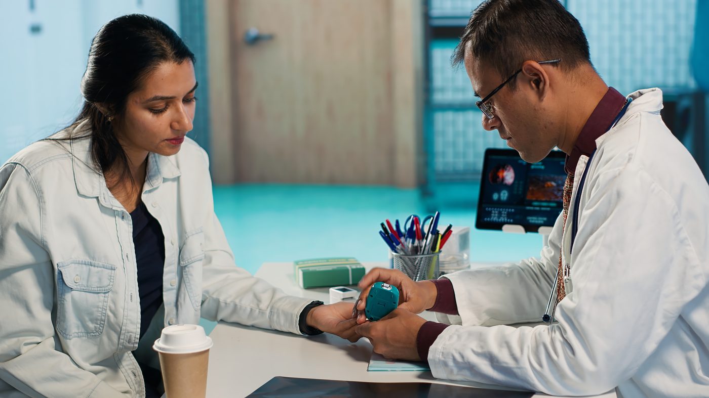 Personal de salud realizando pruebas rápidas a un colaborador durante una jornada