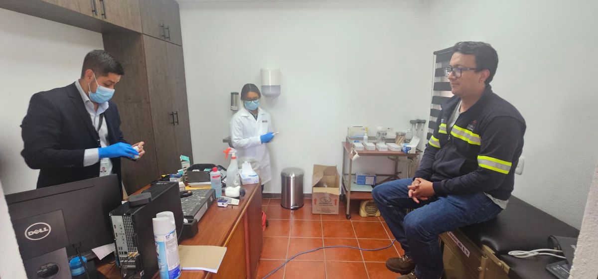 Atención médica a un colaborador en la clínica de la empresa