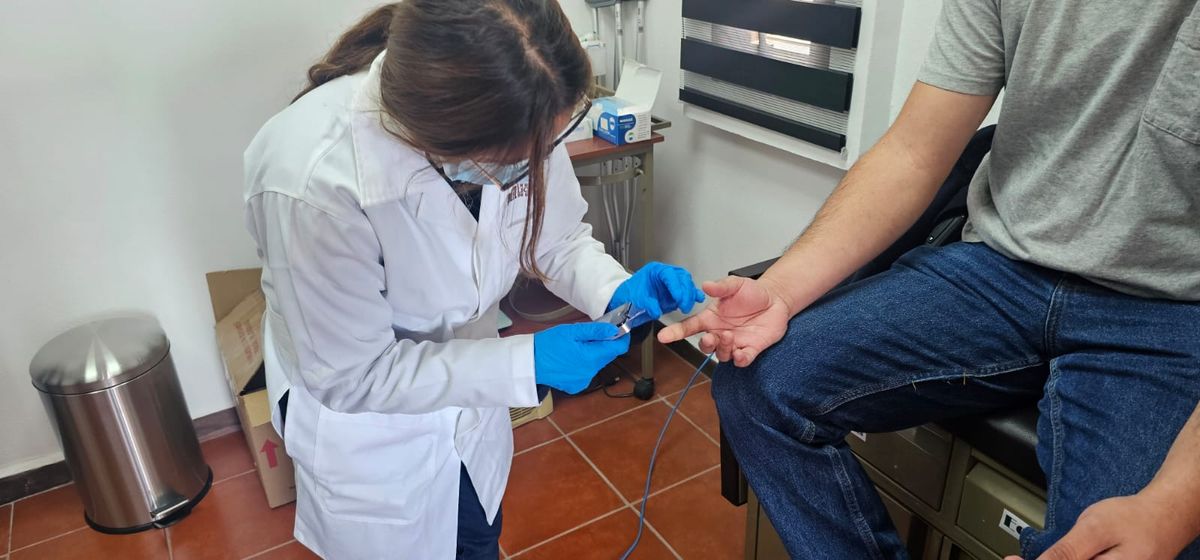 Toma de muestra capilar durante control de salud