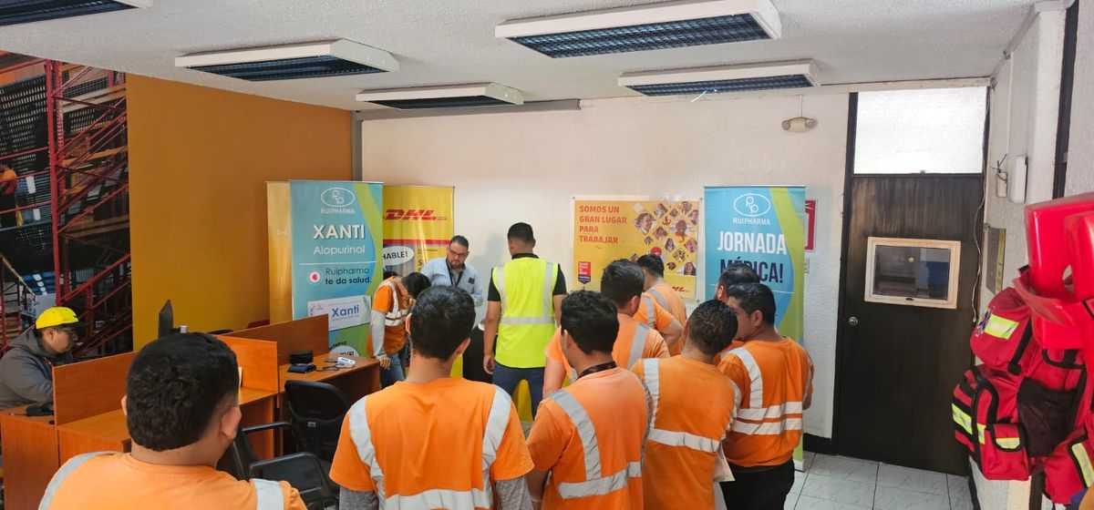 Colaboradores de planta durante una jornada médica interna