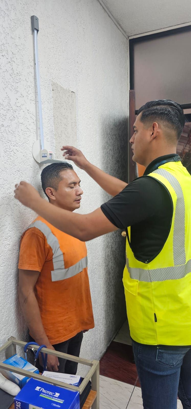 Medición de talla durante un examen ocupacional en sitio