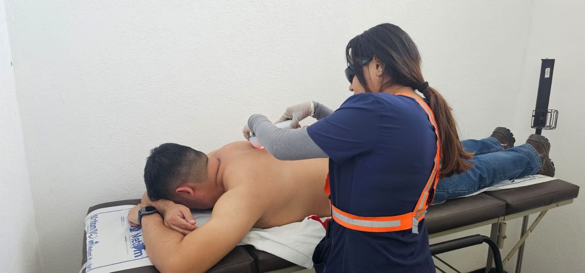 Sesión de terapia física a un colaborador