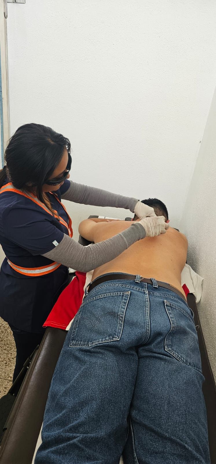 Atención de terapia física a un colaborador