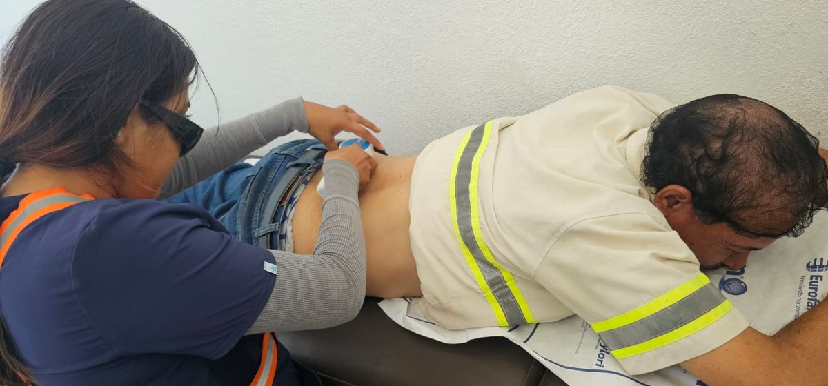 Sesión de terapia física a un colaborador de planta